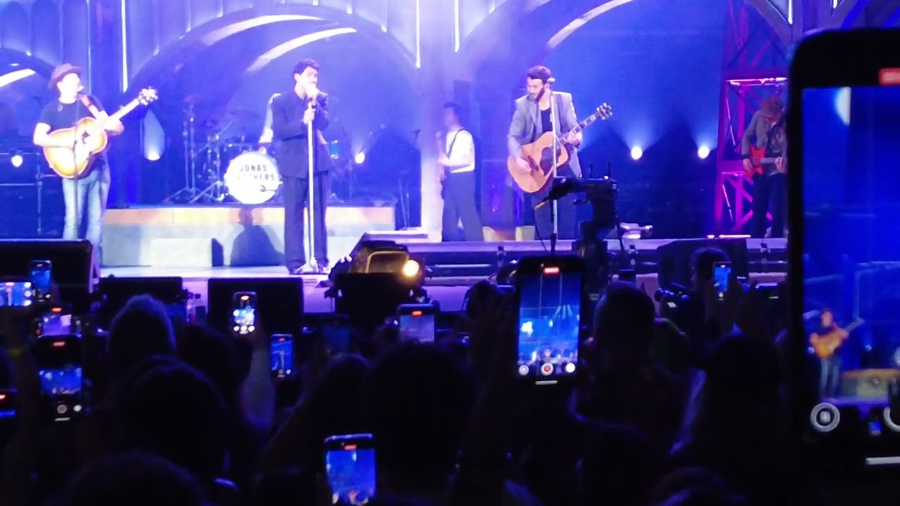 Jonas Brothers and Jason Mraz - I'm Yours - Greetings From Your Hometown Tour - Chula Vista