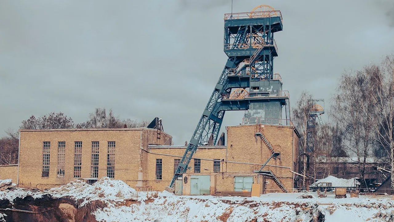 Zasypywanie nieczynnego szybu kopalni Piekary | Film z procesu likwidacji - styczeń 2022