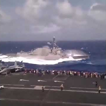 Kapal perang mencoba melawan ganasnya ombak