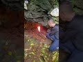 Warum werfen Arbeiter eine brennende Box in ein tiefes Loch?