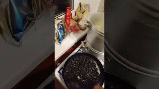картинка: Жарю семечки,готовила манты,потом пельмени,😉😉😉