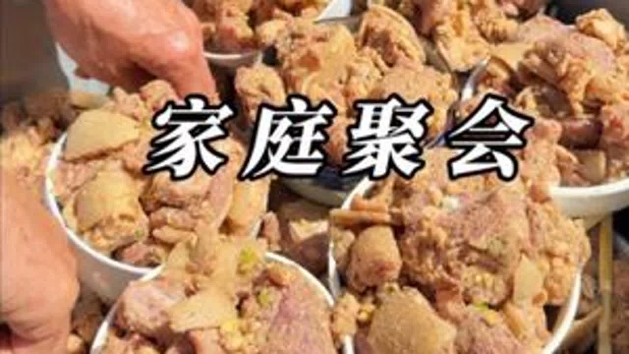过年家里的烟火气，新的一年祝大家“马”力全开 #地方特色美食 #云南美食 #年味都藏在了美味里 #羊肉 #粉蒸羊肉