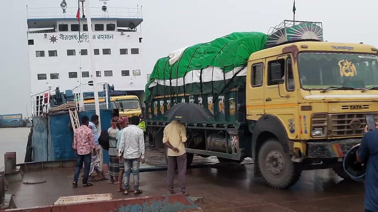 ফেরি বীরশ্রেষ্ঠ মতিউর রহমান থেকে কিভাবে গাড়ি নামছে 