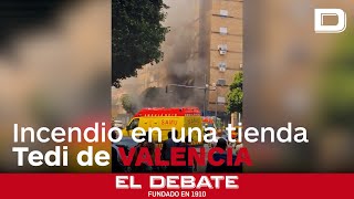 Cinco heridos y vecinos confinados por un colosal incendio en una tienda Tedi de Valencia