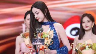 Gulnezer Bextiyar stunning in blue gown at Weibo Night Awards