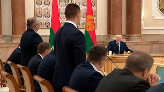 Лукашенко: Директор сидит, его все обслуживают! Встаёт вопрос: за чей счёт?