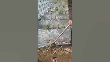 Cách Trung Quốc chế ra dụng cụ bung gốc rễ cây cực kỳ đơn giản