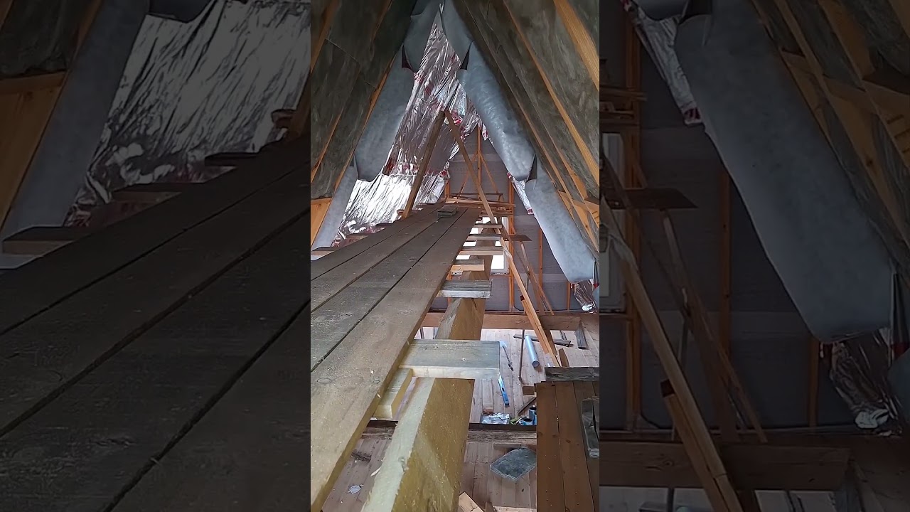 The dog is watching the insulation of the house (Собака наблюдает за утеплением кровли дома А-фрейм)