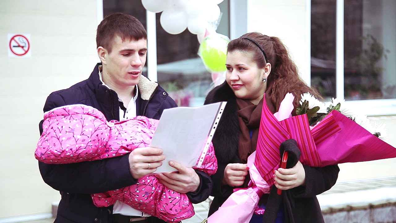 выписка с роддома видео. выписка с роддома. трогательная выписка из роддома. выписка из роддома фотосессия. выписка из роддома 2023.