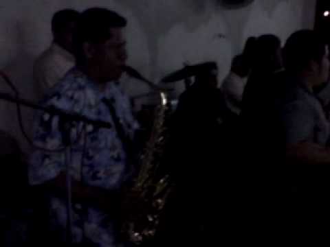 Aldo Aquino Lara tocando el sax