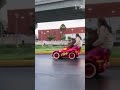 Captan a pareja viajando en un Rayo McQueen eléctrico por vía rápida; el video ya es viral