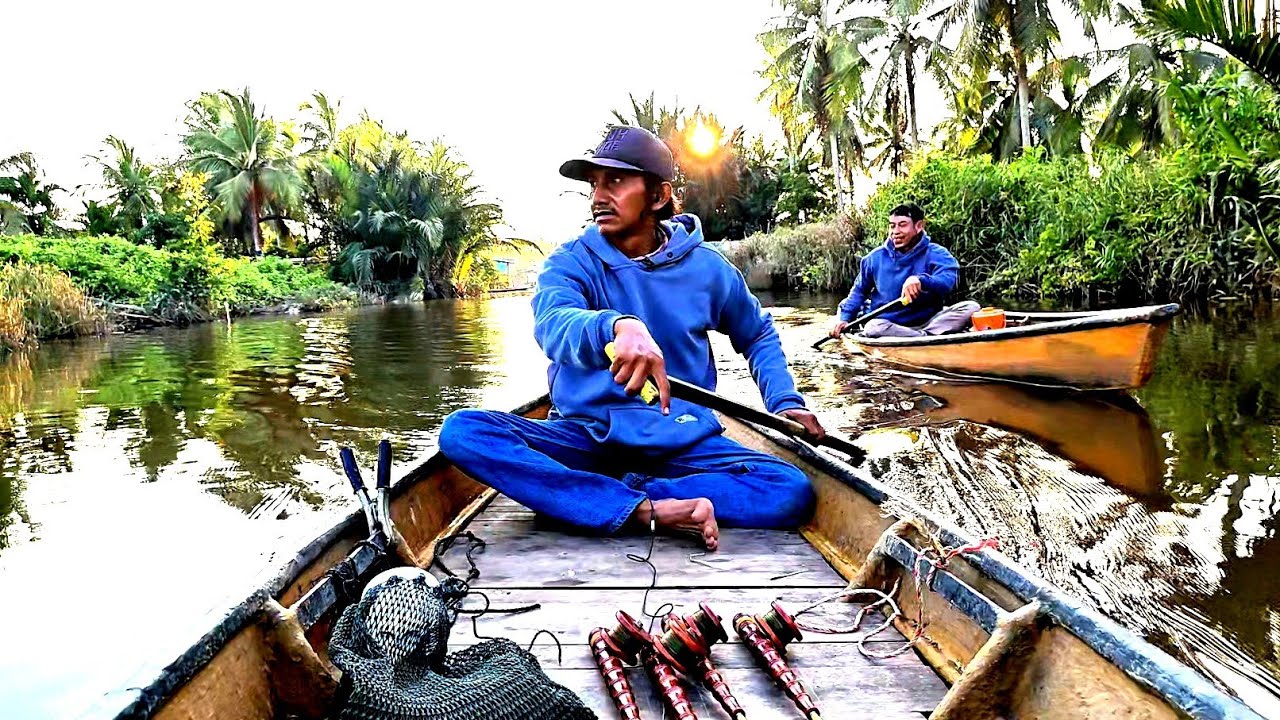 Mancing udang galah dari sore sampai malam hari 