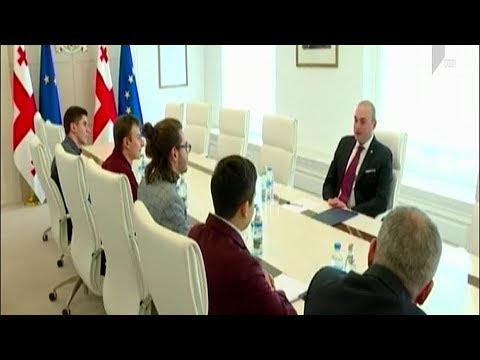 პრემიერი კომაროვის სახელობის სკოლის მოსწავლეებს შეხვდა