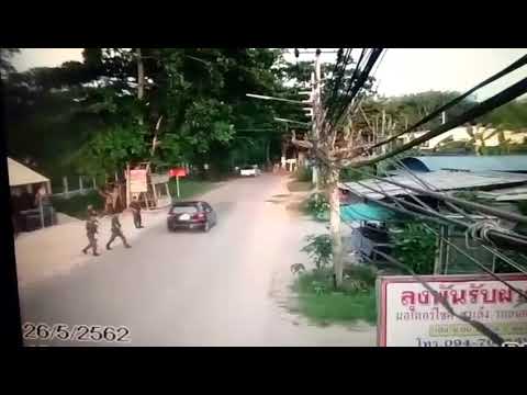 Video: Bom Lava Jatuh Di Kaki Lelaki