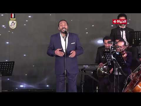 الشاب الإماراتي أحمد الهاشمي مفاجأة الفنان علي الحجار في الحفل بأغنية مفيناش من الخوف