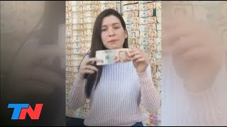 Empapeló el Banco Nación con billetes de 10 pesos para mostrar los efectos de la inflación