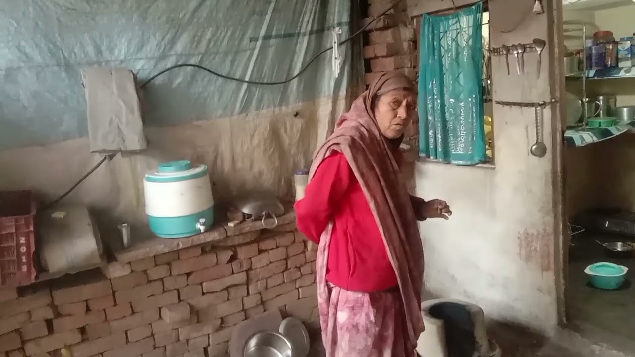 चाची का बीड़ी पीने का तरीका