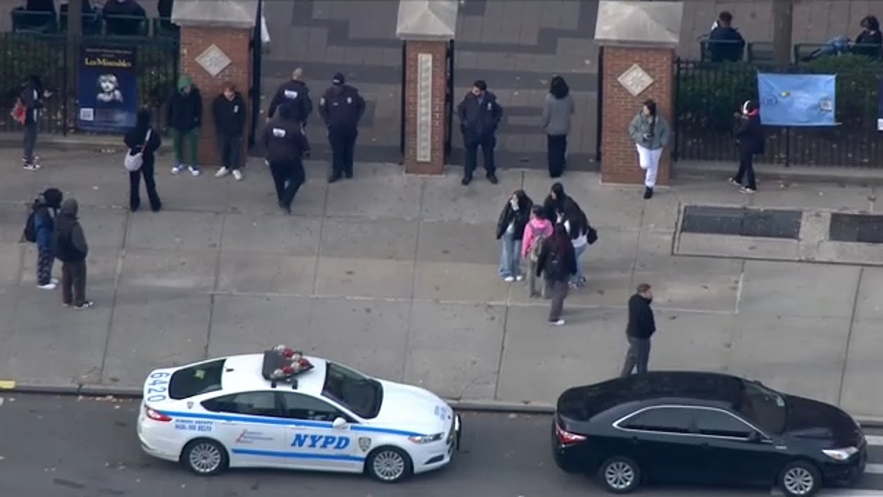 Search continues for stabbing suspect at Brooklyn high school - YouTube