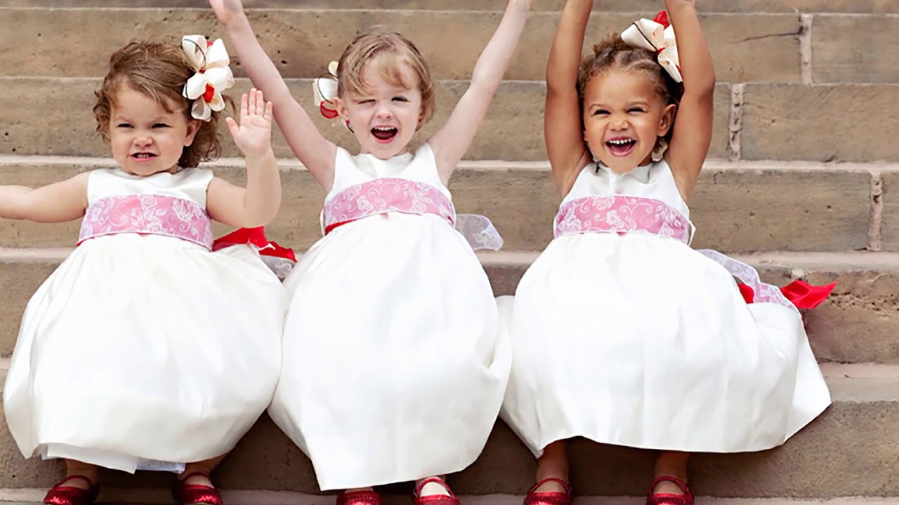 Какого день девочек. Три девочки. Три девочки в платьях. Дети на свадьбе. Веселые нарядные дети.