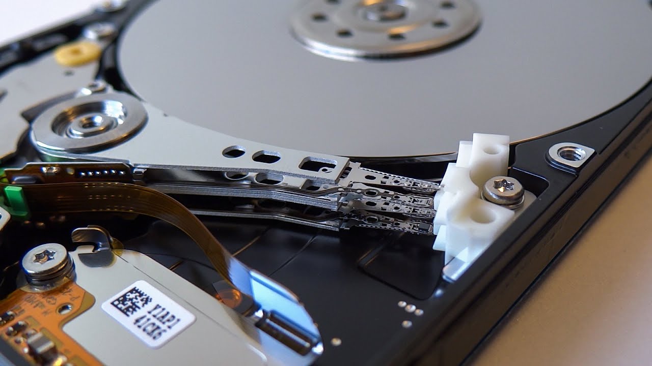 L'intérieur d'un disque dur en fonctionnement 
