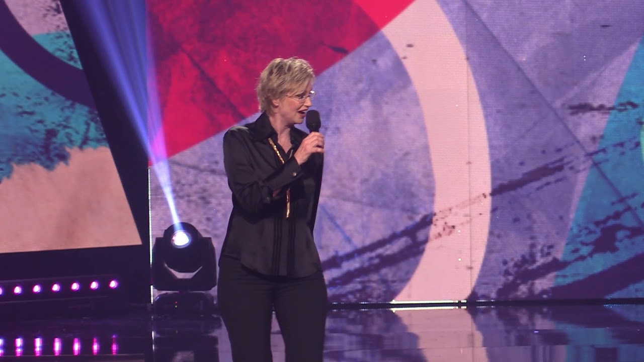 Jane Lynch sings her way through gala night