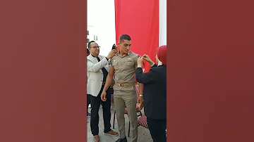 فرحه الام بابنها اثناء خروجه من كلية الشرطه 