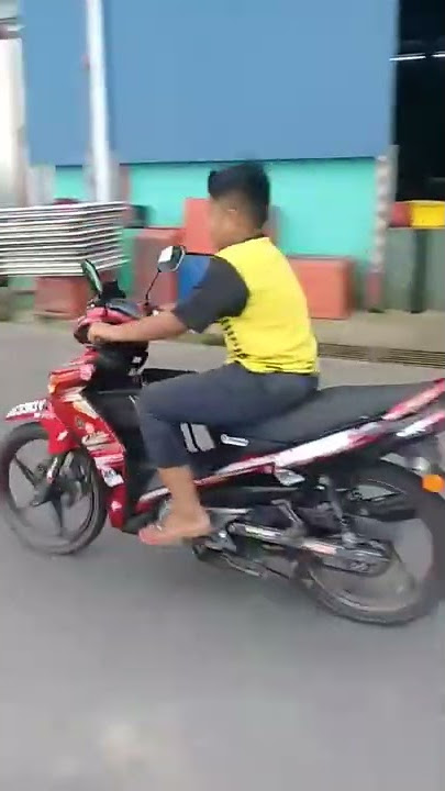 Budak-budak bawa motor.