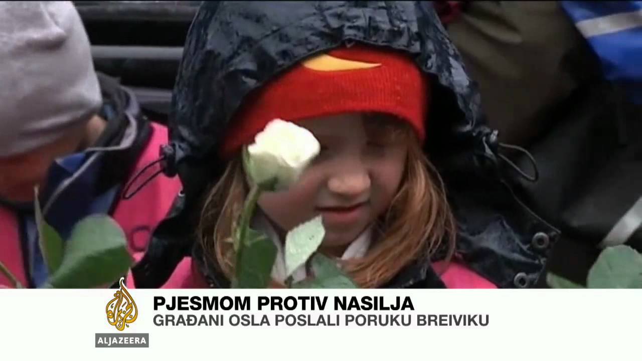 حشد يغني أغنية يكرهها بريفيك - قناة الجزيرة البلقان