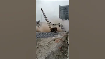 هدم مبنى عملاق 