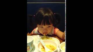20150811 女兒吃麵麵 2