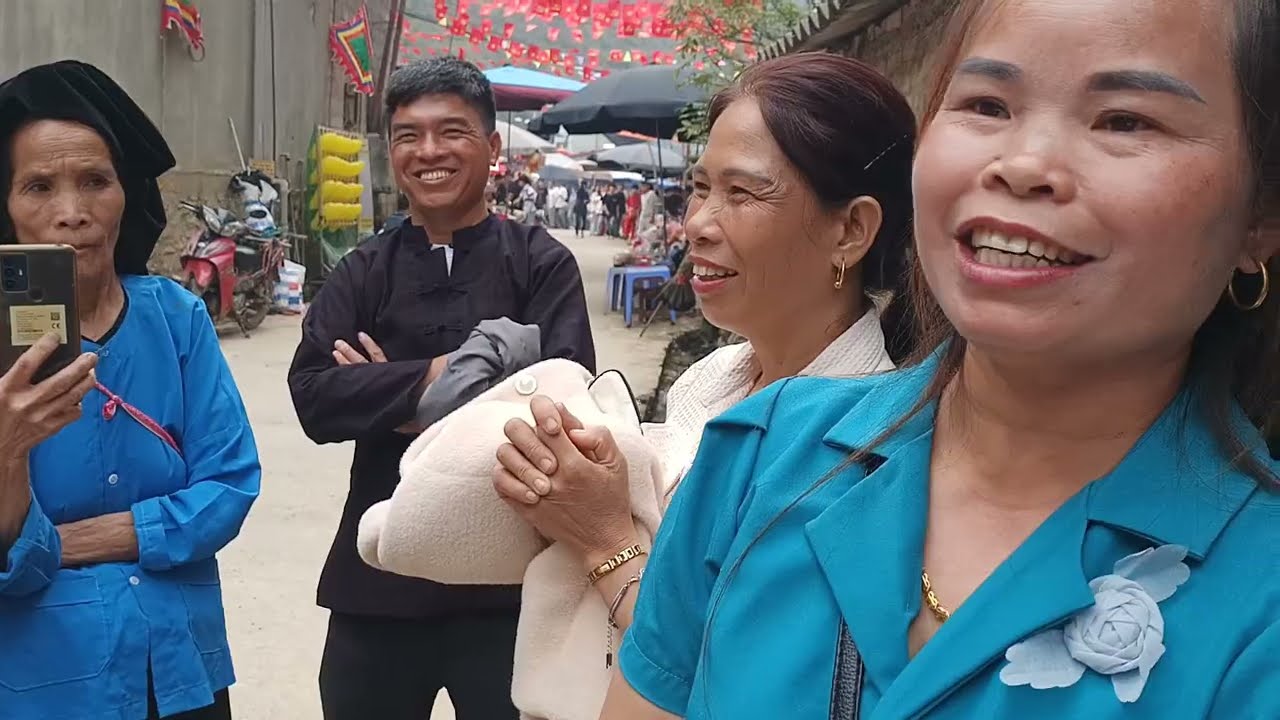 A E bác nam gặp nhau hát lượn quá vui