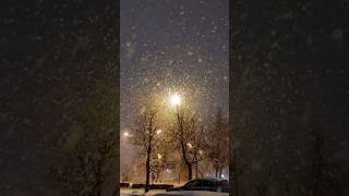 Снежинки золотистого цвета. Москва. Снегопад #зима #москва #погода #снег #свет #цвет