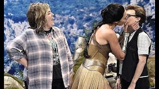 Gal Gadot Locks Lips With Kate Mckinnon As She Plays Wonder Woman In Snl S