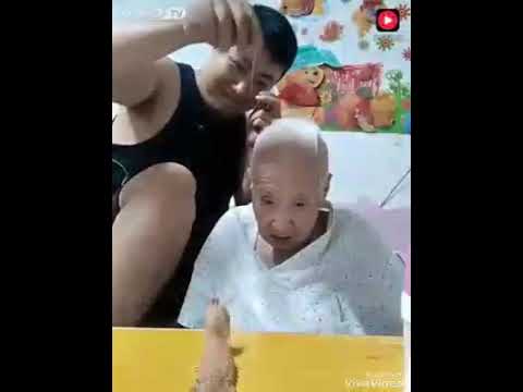 شف كيف يتعامل الولد مع امه 😢