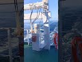 赤道無風帯」—— 太陽が真上に照りつけ、海も空気も動かない神秘の海域。蒸し暑さが船体にまとわりつき、時が止まったかのような静けさが支配する場所。航海者たちは、この動かぬ世界で自然の気まぐれと向き合う