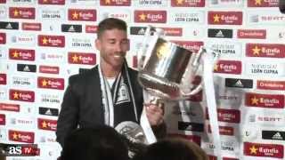 Sergio Ramos pretends to drop the Copa del Rey 2014