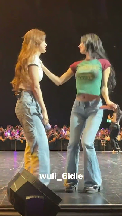 What were you touching, Miyeon?🙈😁#gidle #miyeon #shuhua #kpop #fancam