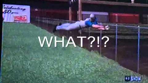 Guy dives and catches ball into wall, saves Grand Slam