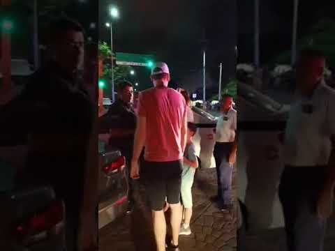 Taxistas de Cancún acosan conductores de Uber y aterrorizan a turistas