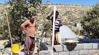 Göçebe Yaşam Kulübenin Inşaatı Henüz Bitmedi, Kız Kardeşler Kulübede Çalışıyor.