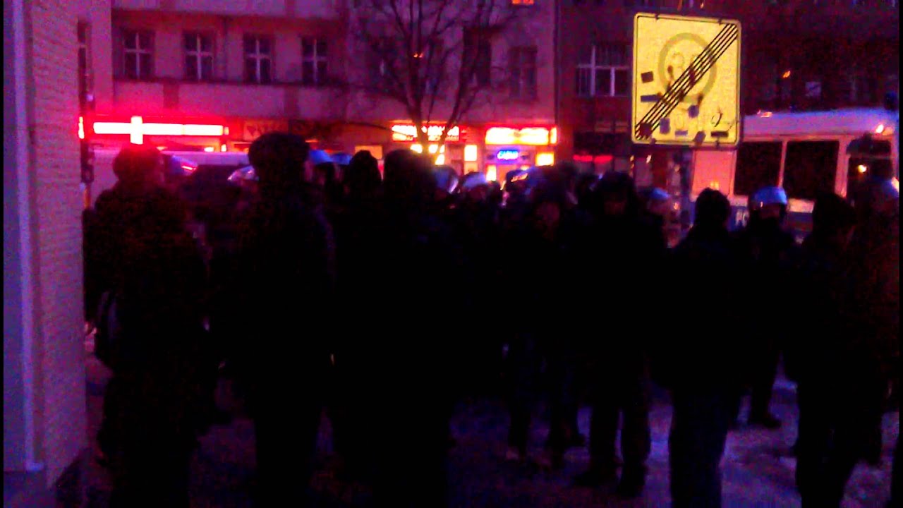 Liebig14 Zombiedemo: Strassensperre Gabelsbergerstr
