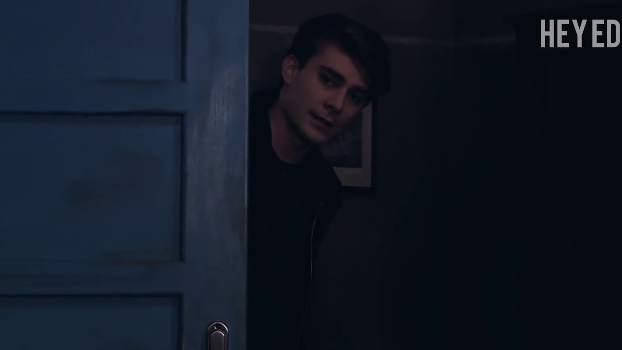 Týna a Janek se líbají.