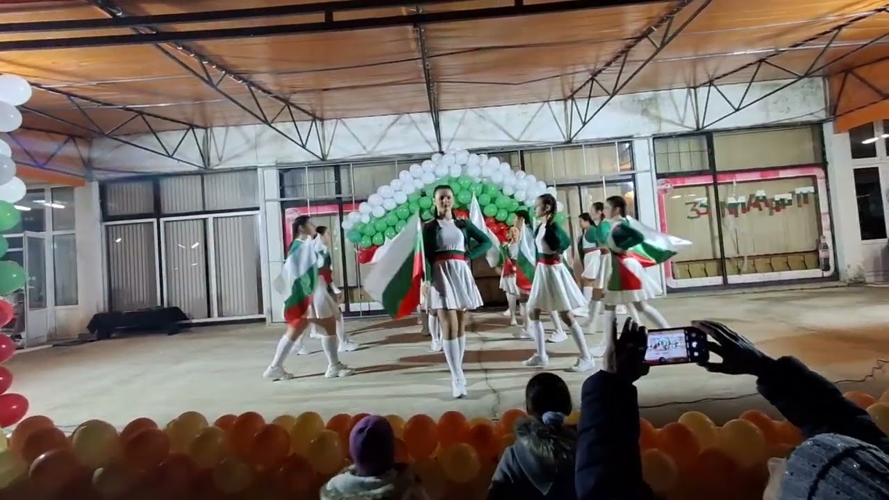 3 март - мажоретки /танц със знамена/