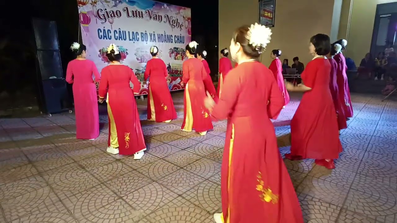 Đêm giao thừa nghe một khúc dân ca do hội phụ nữ thôn Phượng Ngô Hoằng Châu biểu diễn