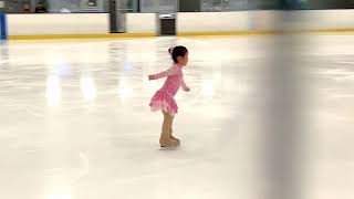 4岁Hannah第一次滑冰表演
