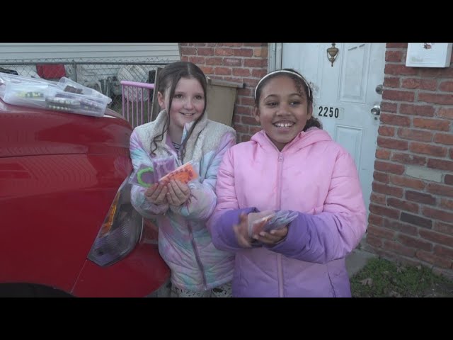 9-year-olds making bracelets to help feed homeless community