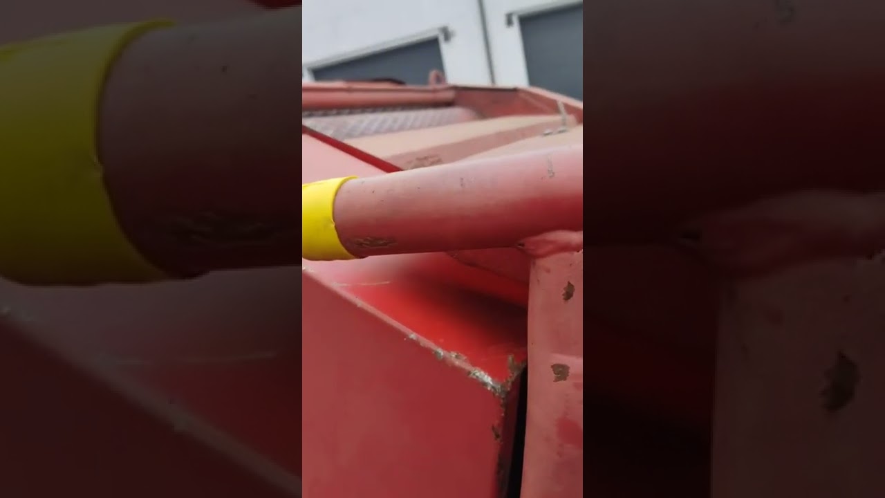 Работа механизмов обмотки шпагатом и обвязки сеткой в пресс-подборщике Вельгер РП 12.