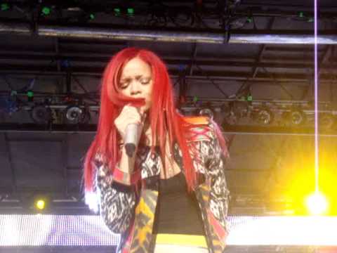 Download Rihanna "Only Girl" Live in Times Square