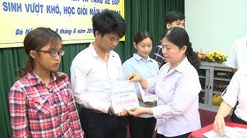 Trao học bổng cho học sinh, sinh viên có hoàn cảnh khó khăn, vượt khó vươn lên học tập tốt