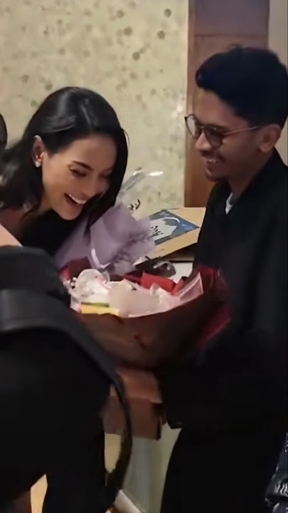 Momen manis erica carlina diberi bunga sadana agung #beritaartis #shorts